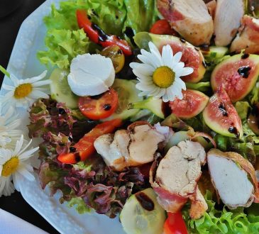 Sommersalat mit knusprigen Hühnerfiletstreifen und gegrillten Feigen