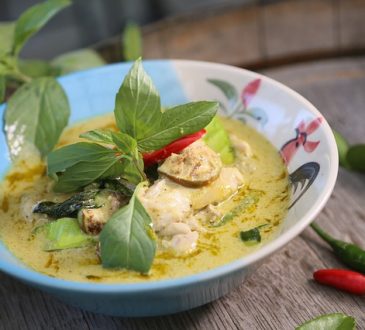 Fischcurry mit Ananas, Frühlingszwiebeln und Chili (Asien)