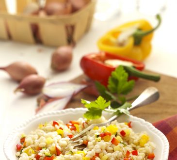 Leichter Gersten-Salat mit Paprika und Gurke