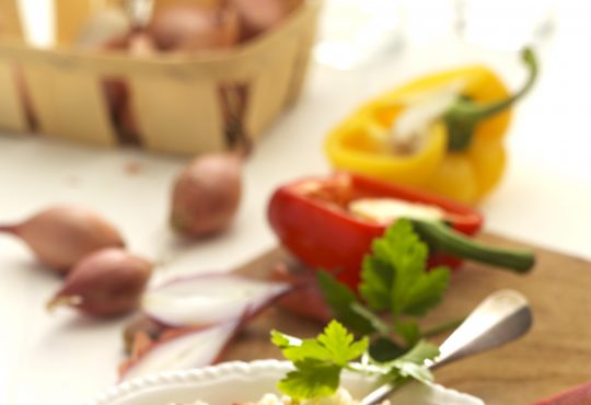 Leichter Gersten-Salat mit Paprika und Gurke
