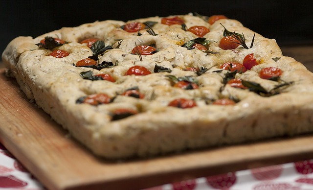 Pizza aus Hefeteig mit selbstgemachtem roten Pesto, frischen Tomaten und Schafskäse
