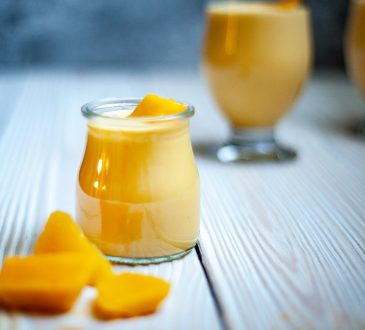 Mangolassi leckerer Drink im Sommer