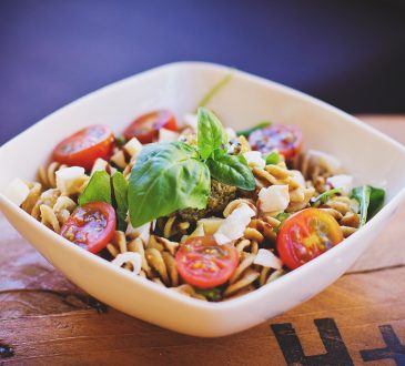 Nudeln mit Feta-Pesto-Joghurtsauce und Tomaten