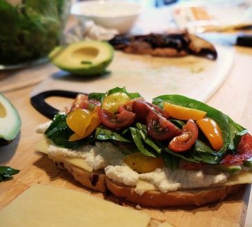 Mangoldtoast mit Feldsalat