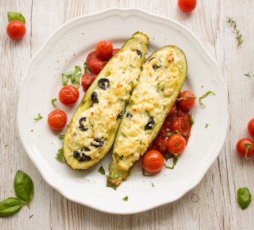 Zucchini-Focaccia mit Zwiebeln und Oliven