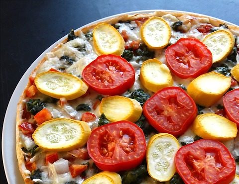 Pizza mit Zucchini und Käse