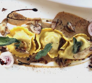 Steinpilzravioli mit Roulade vom Kaninchenfilet und Capocollo-Speck