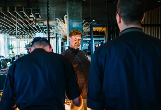 Jesper Koch und das Restaurant Syttende des Steigenberger Alsik Hotel & Spa wurden erstmals mit einem Michelin-Stern ausgezeichnet / Bildquelle: Steigenberger Hotels AG